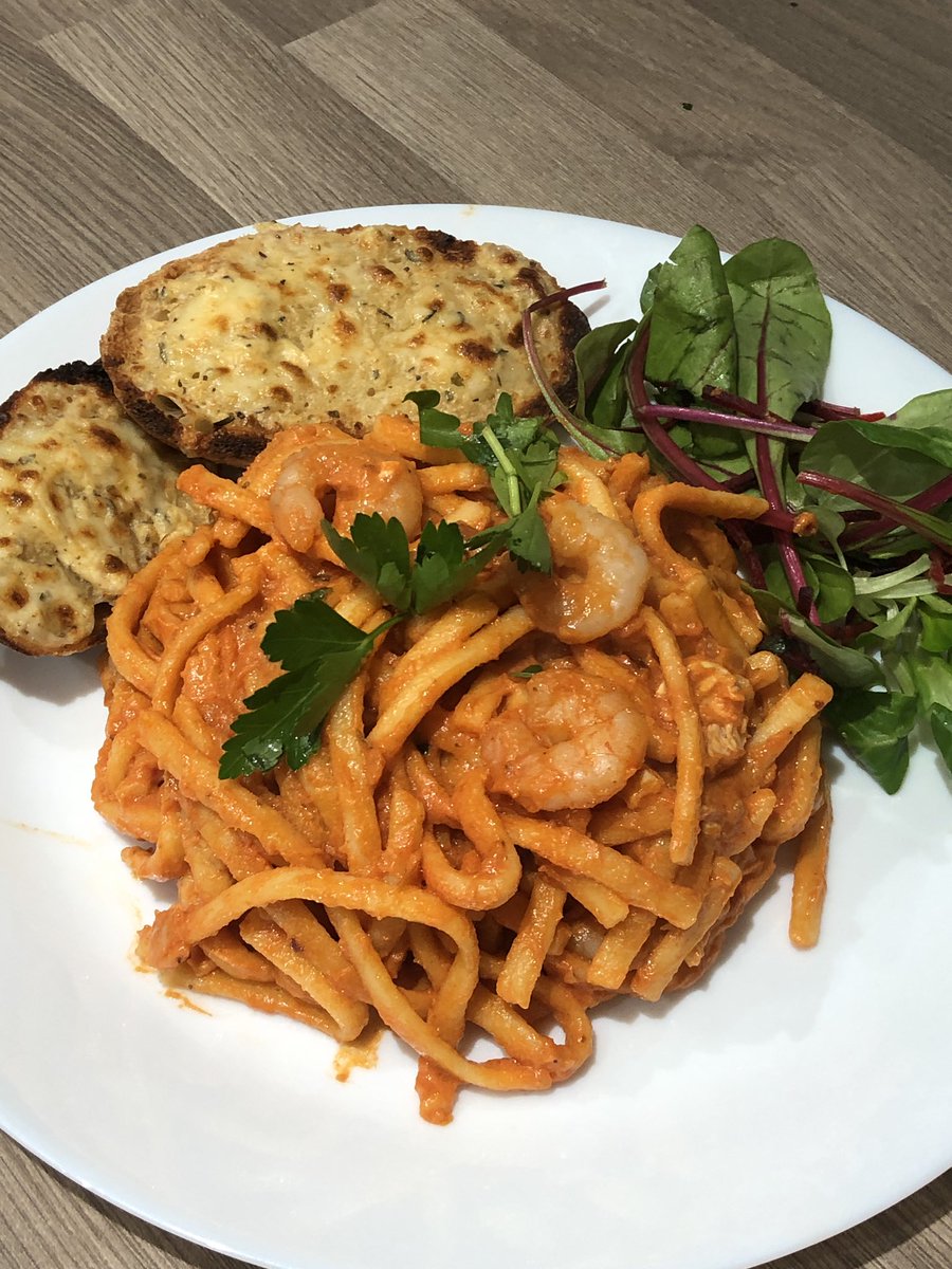 IAmHaroonMughal's tweet photo. Spicy coconut prawn noodles with cheesy garlic sourdough bread 😋
#chefharry #Alhumdulillah https://t.co/rC9kOdZ6l7