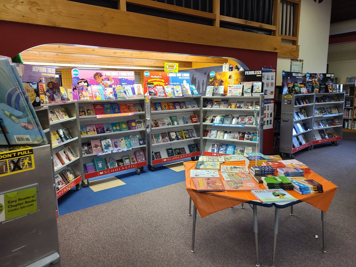 cammielib1's tweet photo. What's happening at Twainville, so many things! The book fair and spirit week and more reading games. We love books and having fun too, we'll see you later, we have more reading to do! #spsreads @TwainElementary @katheryn_shatto https://t.co/T3cm3uCsUs