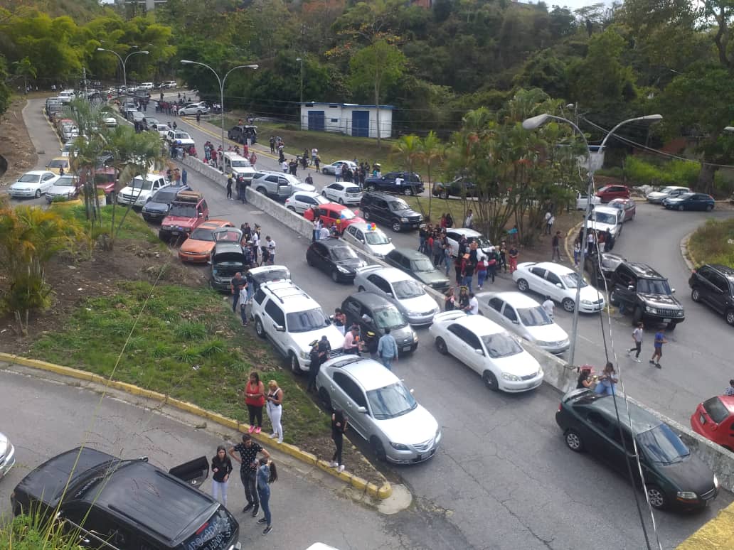 smejias22's tweet photo. @ImatSucre @JoseVRangelA Ya esta es la situación por convocatoria ilegal. Se agradece despliegue policial y de fuerzas de orden público ante esta aglomeración de personas que se ha vuelto costumbre en ese lugar. Dist. Unv Sta María Colapso total de las vías y acceso Urb Miranda https://t.co/H5BAtOJMyo