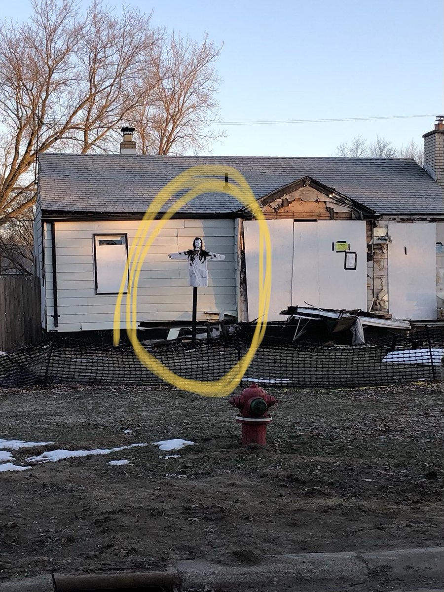 MrsReese_AHS's tweet photo. On my way in to work, I pass this burnt out house every day but just noticed this effigy out front. Who has this kind of time? 😂 However, it gave me a good chuckle! Beware the Crowening! #SchittsCreek https://t.co/R419l8zAgv