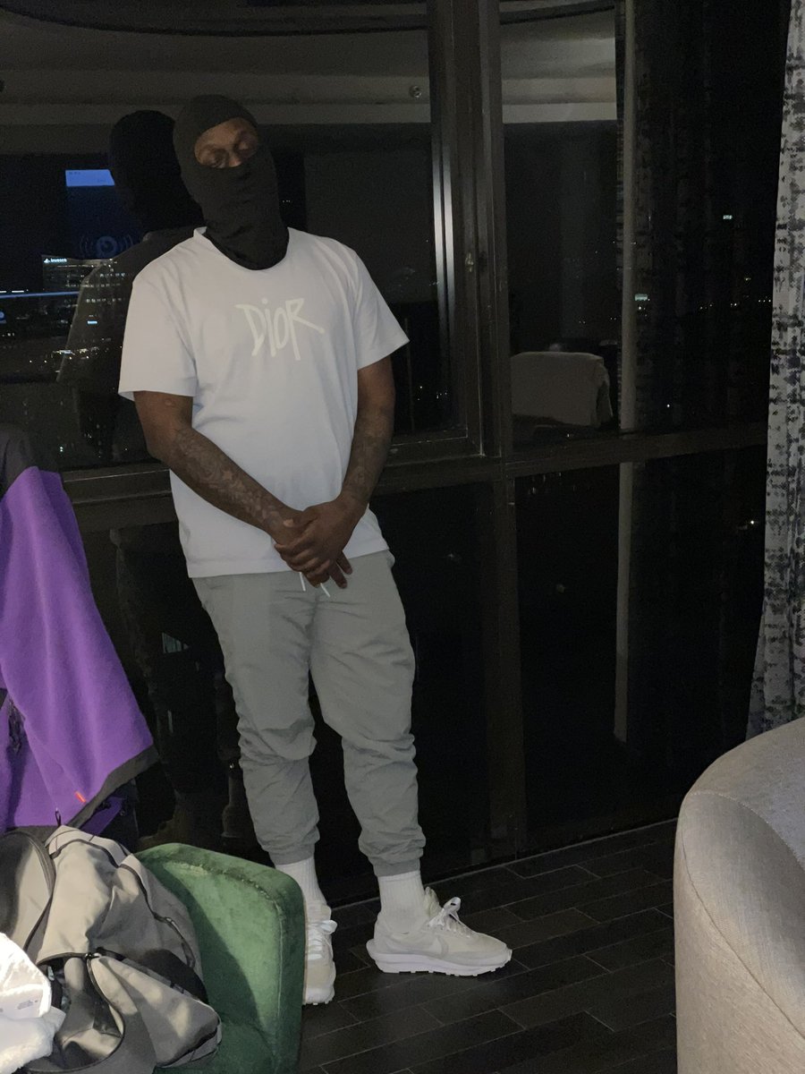 Dew54_'s tweet photo. I was born rich just ain’t get my payment yet https://t.co/BKLJG2UMHV