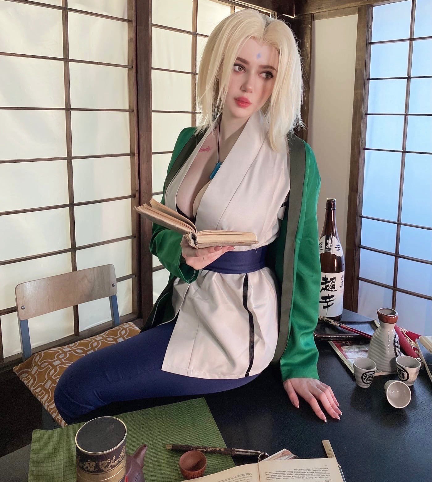 It's getting really hot 🔥 #cosplay #naruto #Tsunade https://t.co/k2H7...