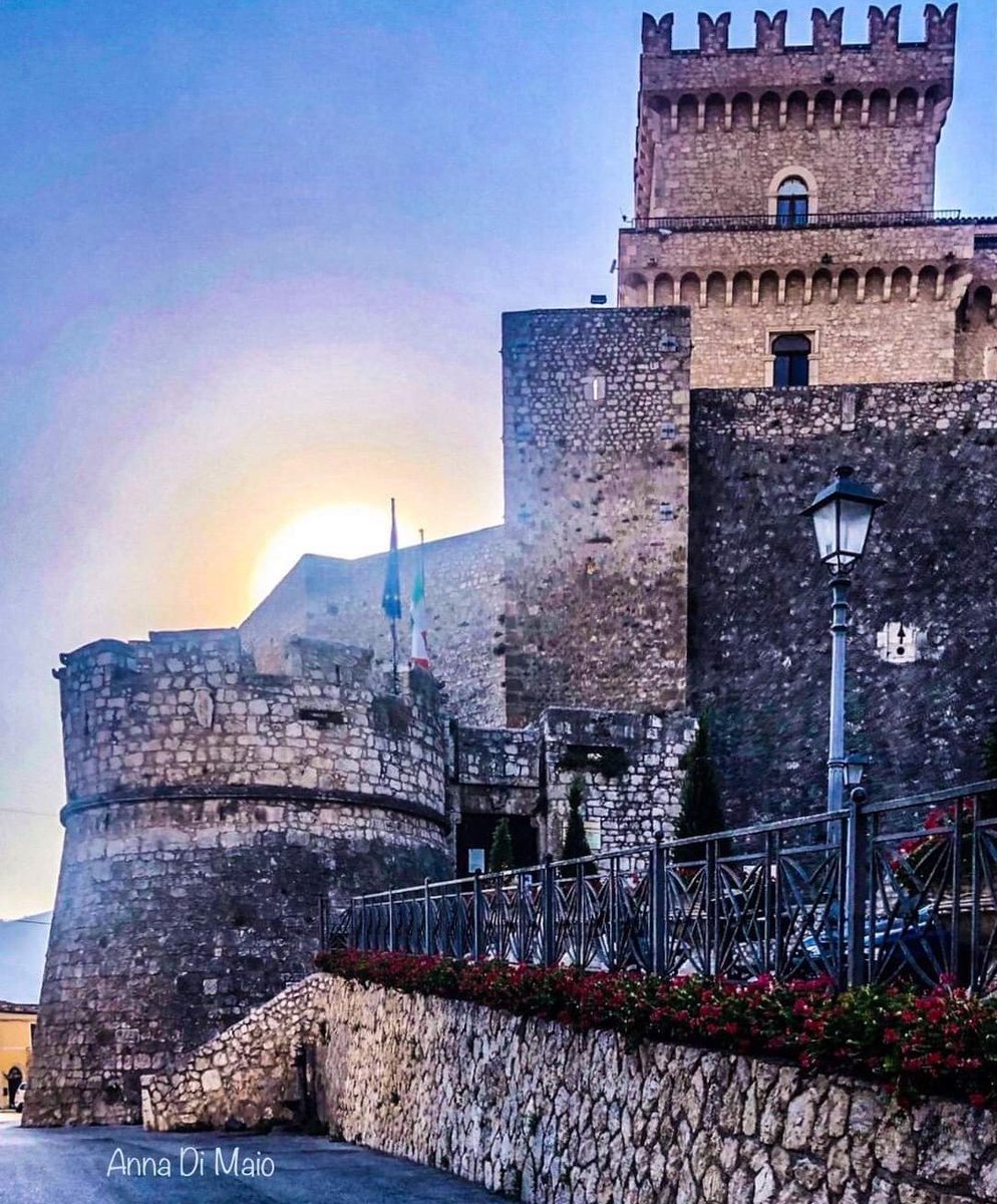 ...così maestoso che mi sovrasta i pensieri. #Celano #Abruzzo Foto di Anna Di Maio <a href="/Italia/">Italia.it</a> <a href="/YourAbruzzo/">Visit Abruzzo</a> <a href="/paesaggiabruzzo/">Paesaggi d'Abruzzo</a> <a href="/paesionline/">PaesiOnLine</a> <a href="/Italia_fra/">Italia.it FR</a> <a href="/Italia_jpn/">Italia.it JP (イタリア JP)</a> <a href="/BorghiPiuBelli/">Borghi+belli Italia</a> <a href="/BorghiAutentici/">Borghi Autentici</a> @TgrAbruzzo <a href="/StradadeiParchi/">Strada dei Parchi</a> <a href="/Rete8News/">Rete8News</a> <a href="/Regione_Abruzzo/">Regione Abruzzo</a> <a href="/ENIT_italia/">ENIT S.p.A. 🇮🇹</a>