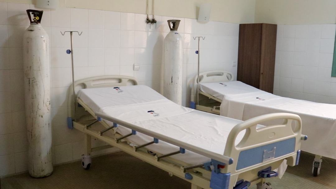 SanteSocialeGA's tweet photo. Dans le cadre de la réforme organisationnelle de la prise en charge des patients #Covid19, le Ministre de la Santé, @DrObiang, s’est rendu ce jour, au #CHULibreville pour la mise en service d’un nouveau #SICOV.Bâtiment R+1 doté de 80 lits d’hospitalisation et d'un #CTA. https://t.co/ABujn1pKSH