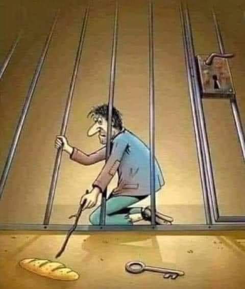 لماذا اختار السجين قطعة الخبز ولم يختار المفتاح مع ان فيه حريته ؟

من يكتب اجابة صحيحة أعتبره فيلسوف