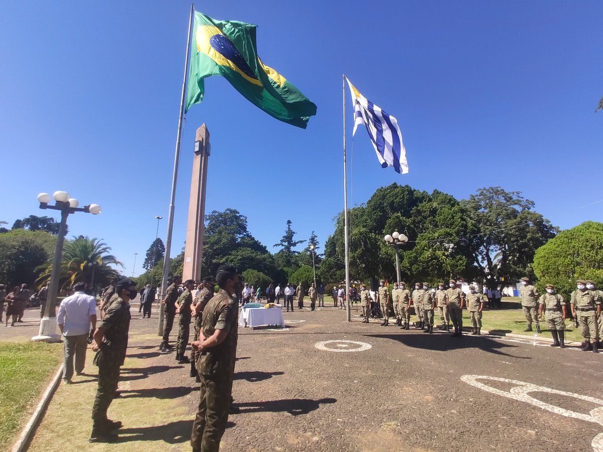 exercitooficial's tweet photo. Celebração na fronteira reúne tropas dos Exércitos Brasileiro e do Uruguai https://t.co/HTZljE87iP #BraçoForte #MãoAmiga https://t.co/DSVeQJ8huz