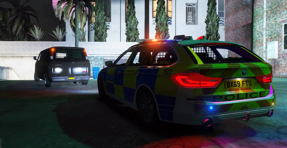PVGJames's tweet photo. We came across this black van driving around alleyways and acting suspiciously. When we went to stop the vehicle the driver made off on foot. We caught the driver and found stolen items in the vehicle from a recent burglary. One arrested. @LondCallingRPC @MetOpsLC https://t.co/zWVGDK7nc7