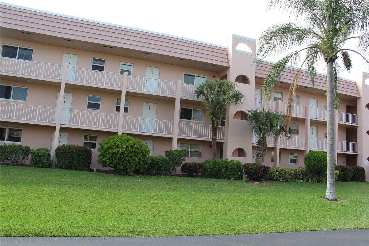 ADDvantage's tweet image. Two-bedroom condo with amenities, conveniently located in Naples. #homeforsale #realestate #southflorida ow.ly/Dhtm50DRy1w