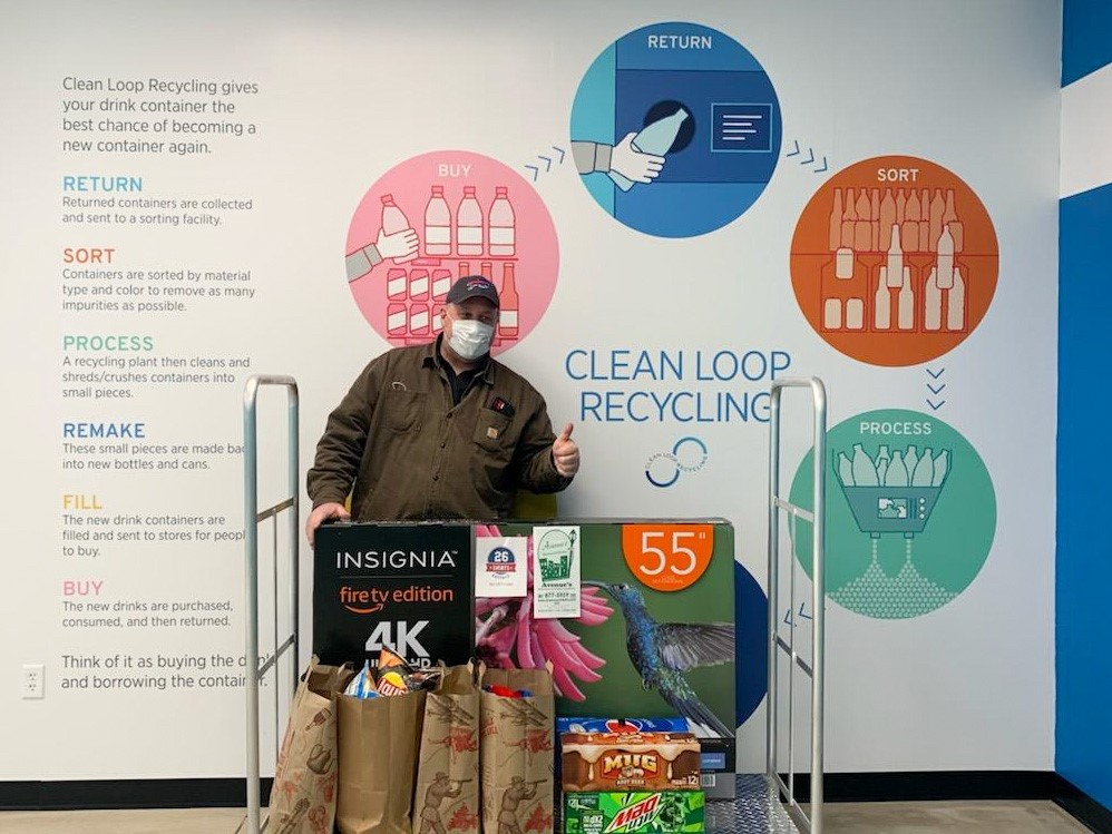 CleanLoopCenter's tweet image. It pays to be in the Loop, Buffalo! A big congratulations to our recent sweepstakes winner – stay tuned for more ways to Get in the Loop with us this year and make a difference for your wallet and the planet! #GetInTheLoop #Buffalo #buffalove #716 #recycle #recycling
