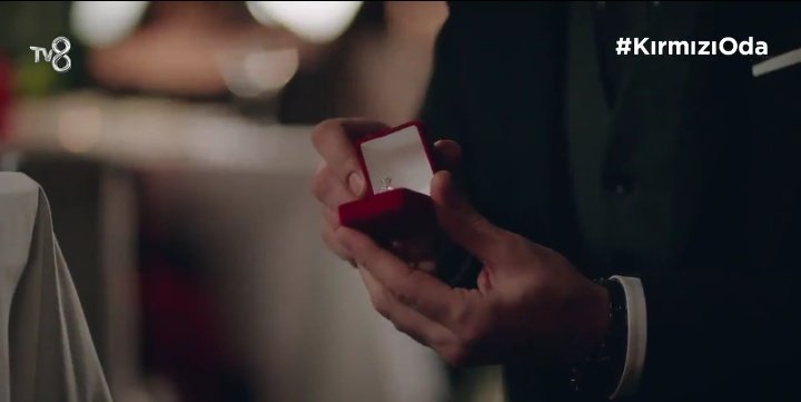 Ulan Piraye ulan Piraye..En uyuz olduğum şey bu işte, adam herkesin önünde diz çökmüş evlenme teklifi ediyor kabul etmeyeceksen bile o ortamda reddetme kabul et be kadın. Adamın öz güvenini kırma, rezil etme işte
#KırmızıOda