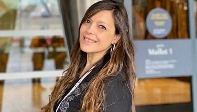 puellaok's tweet photo. La doctora Fullone, del Fernández, no quiso aplicarse la Sputnik V porque le llenaron la cabeza. Luego cambió de opinión, sacó turno pero no llegó a vacunarse: enfermó de Covid y murió. Otra víctima de la campaña más miserable de la historia reciente. ¿Pagarán los responsables? https://t.co/y2m1v24hAM