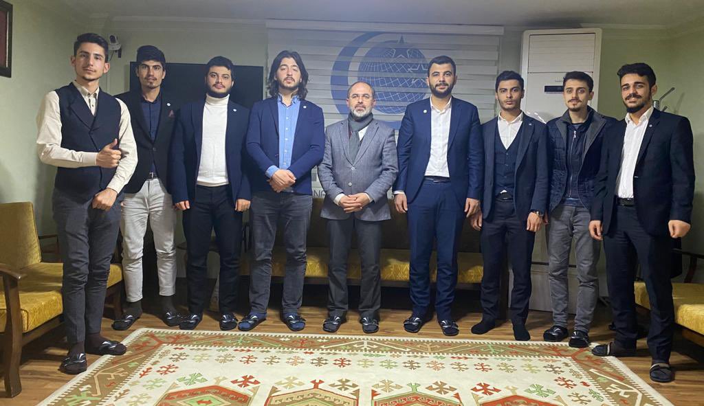 Samsun’da yüzlerce üniversiteli arkadaşımızla, kardeşlik akitlerini kalplere imzalamak üzere geceli gündüzlü çalışan Akıncı ekip başkanlarımız ve Abimiz Kıymetli Şube Başkanımız Şenol Altun.
-Adım Adım Yeni Bir Dünya’ya-