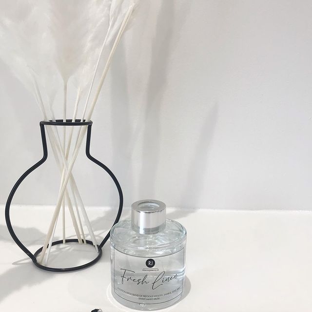 • Fresh Linen Collection •

𝐃𝐢𝐟𝐟𝐮𝐬𝐞𝐫𝐬, 𝐂𝐚𝐧𝐝𝐥𝐞𝐬 &amp; 𝐖𝐚𝐱 𝐌𝐞𝐥𝐭𝐬
What’s your favourite?

𝐂𝐨𝐦𝐦𝐞𝐧𝐭 𝐛𝐞𝐥𝐨𝐰...

🖤

#soywaxmelts #soywaxcandles #reeddiffusers #vote #scent #freshlinen #homefragrance #homedecor #giftideas #veganfriendly #crueltyfree