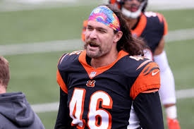 BengalsInsiders's tweet photo. Bengals fans will get at least one more season of Clark Harris' luscious locks, stylish headbands, and fantastic long-snapping.
Click the link in our bio to read Editor Derek Sheehan's piece about longtime Bengal Clark Harris! https://t.co/wNwXuZ7KkO