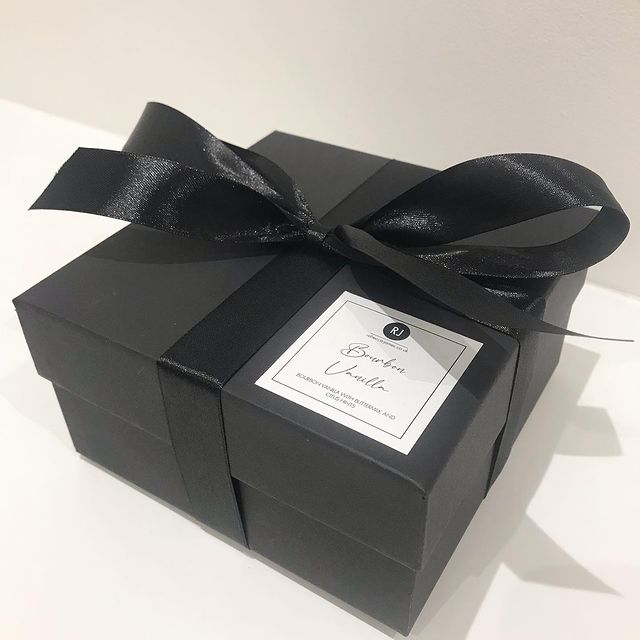 🎁🖤

All of our products come beautifully packaged with a personalised card, so your gifts can be sent directly to your recipient.

#giftideas #soywaxcandles #veganfriendly #crueltyfree #rebeccajamesonline #homedecor #fragrance #giftsforher #giftsforhim #birthdays #mothersday