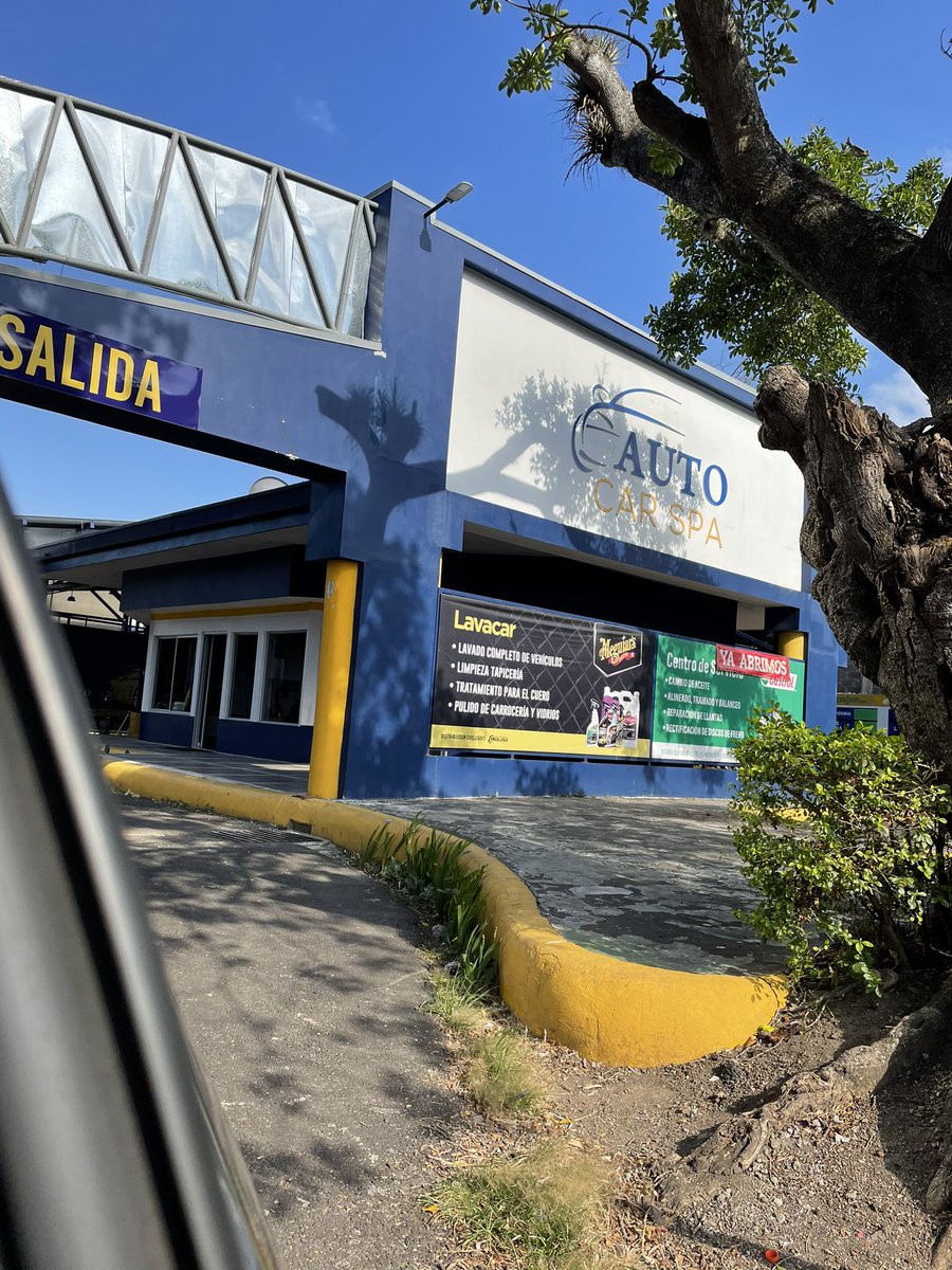 rjardon03's tweet photo. Si alguien está en Escazu y tiene que lavar el carro NO vaya a este lugar Auto Car Spa. Las personas que atienden juegan de matones en el momento en el que uno reclama por un daño que le hicieron al vehículo y casi robo del quickpass
Es una lástima la falta de servicio al cliente https://t.co/ou7eiKWKui