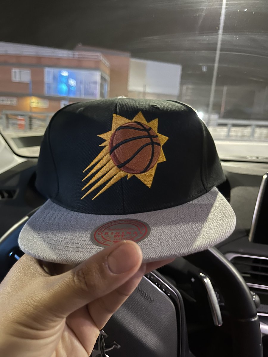 Sorpresas q te encuentras en tu centro comercial local #mitchellandness #WeAreTheValley https://t.co/DIR9l3gQ9S