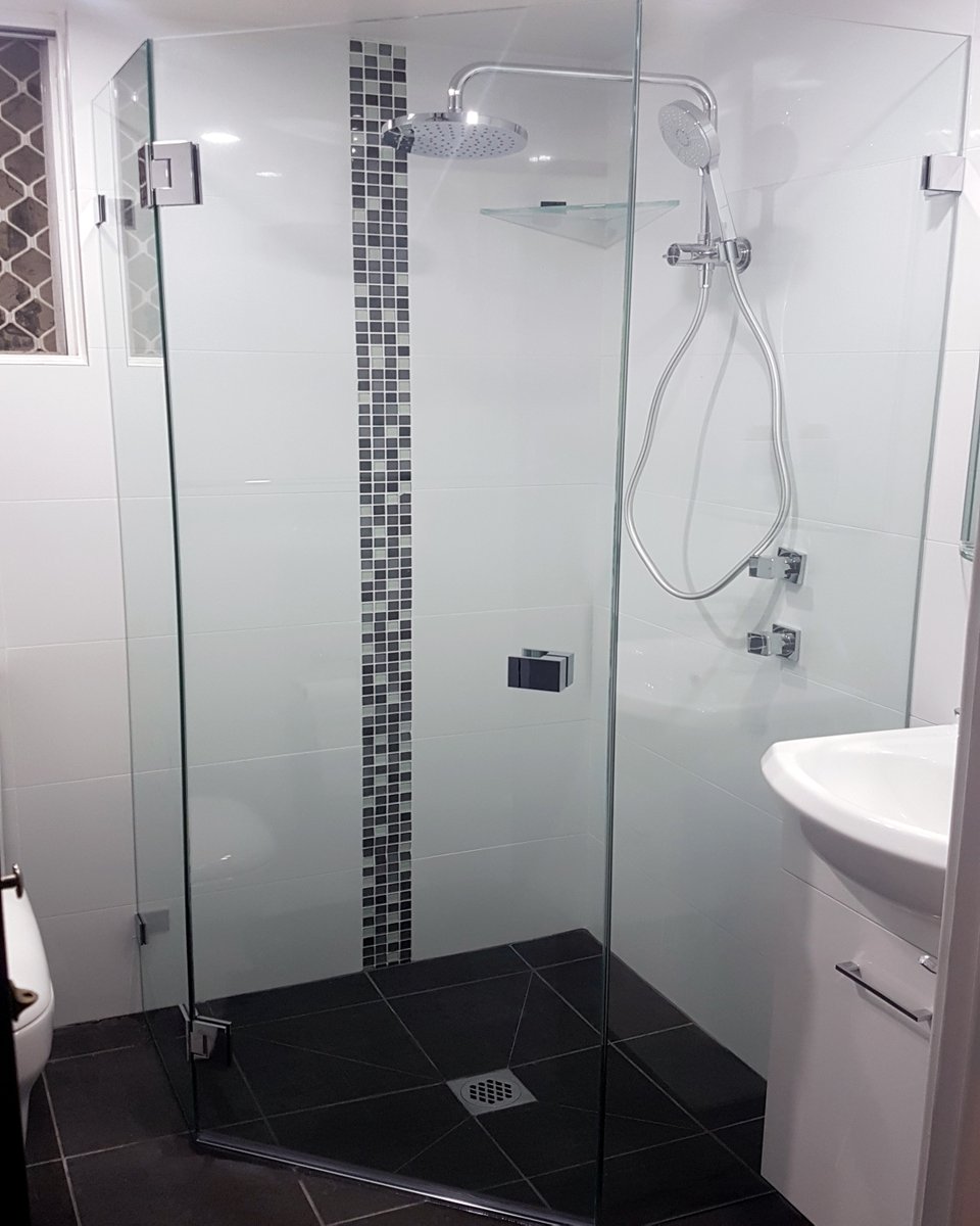 EstelleShowers's tweet photo. Estelle's fittings allows for #frameless #showerscreens to fit in small spaces like this corner screen. Our frameless solutions create a clean modern look for your bathroom!

#HomeRenovation #PolishedChrome #InteriorDesign  #RenovationIdeas #HomeImprovement #EstelleAustralia https://t.co/LkZhmZBFGp
