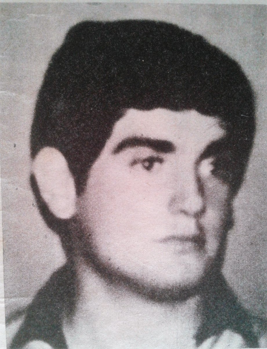 MorgadeVictor's tweet photo. Marcelo Gordon en 1988 sin rapar.
Es el hijo mayor de Anibal Gordon y cómplice de Oscar Bianchi. Tenía 27 años en 1988, hoy 60 años.
Bandalizar nichos era un rasgo distintivo que tenía su banda y no otras similares de la epoca. https://t.co/52wbgD3aUG