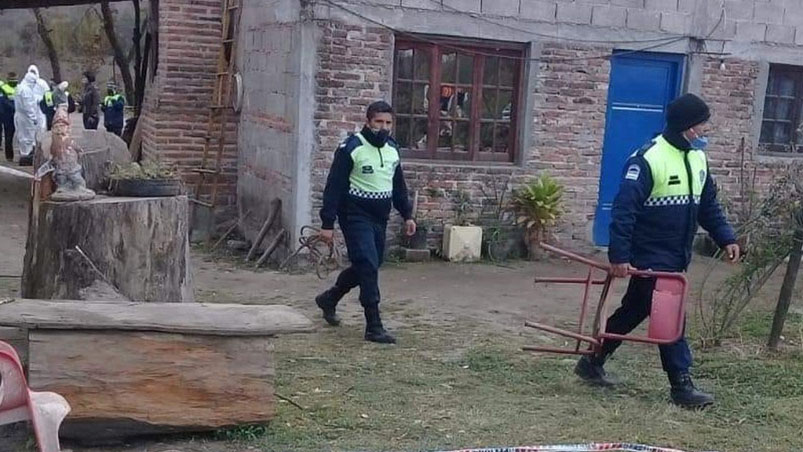 ElDoce's tweet photo. Un hombre creyó ser víctima de un embrujo, mató a su hijo y después se suicidó >> https://t.co/mOvOAU10UB https://t.co/n3yOCUHiTf