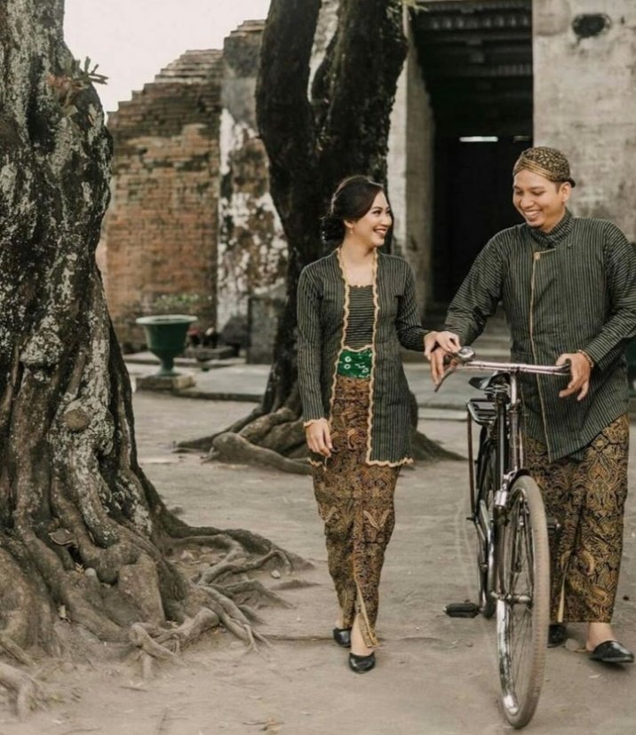 MEMAYU HAYUNING BAWONO
AMBRASTHA DUR ANGKARA .

Ketika di Dunia hendaknya memperindah Dunia dgn rasa cinta kasih kepada semesta serta memberantas sifat angkara murka
dan segala sifat tercela yang  merusak Dunia .

Pepatah jawa kuno . Rahayu 🙏
Salam #PuspitaNagari