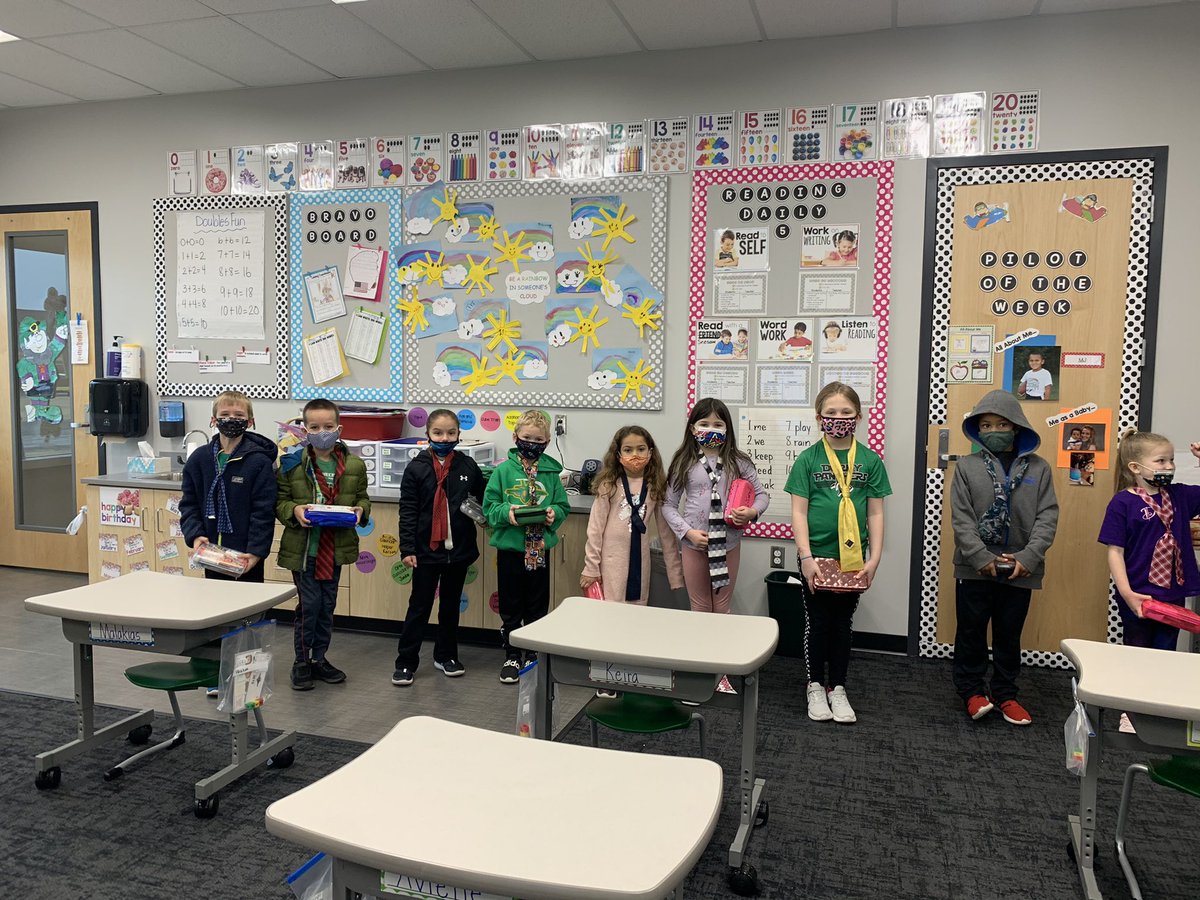 ShawnSpringer8's tweet photo. Stone Creek K-2 students participating in Dr. Seuss centers! Kids had a blast! #ReadacrossDerby https://t.co/GBa3B2zwCy
