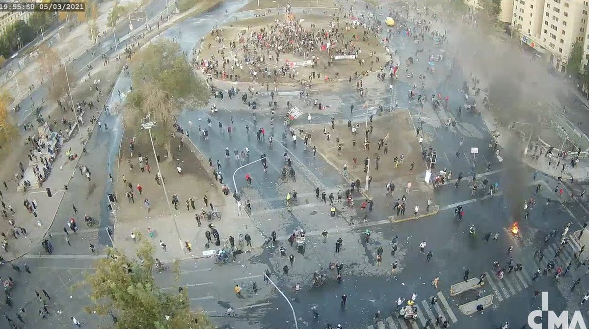 joseantoniokast's tweet photo. Ya van 3 horas de caos, descontrol e impunidad en la Plaza Italia. 

Una ciudad capturada por bárbaros y una autoridad incapaz de asegurarle, a cada chileno, el derecho a desplazarse sin miedo y en libertad por la ciudad.

Viernes a viernes el estado de derecho es socavado https://t.co/ikSQgx7PBD