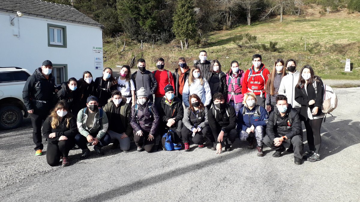 EUrtaza's tweet photo. Estudantes do #MasterDAEN do @CampusTerraUSC de #Lugo baixaron desde o Alto do Acebo ata O Piñeiral na súa primeira etapa do Camiño Primitivo que vai levalos ata Melide a pe. Camiñar é educación, ademáis de saúde. @BioReDesUSC @viva_lugo @fonsagrada @Caminoprimitivo @LugoXornal https://t.co/ySb0c9hN4s