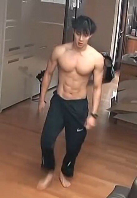 bigmonstas's tweet photo. manifesting this look for shownu tmrw at fancon. https://t.co/sn16GbgrPL