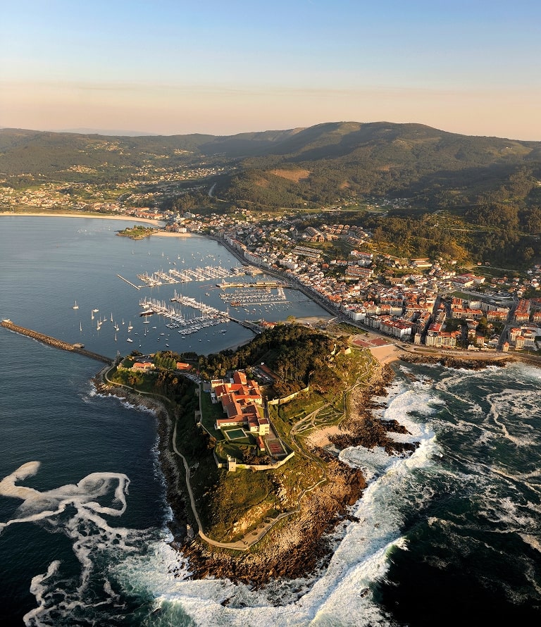 Avivir's tweet photo. 🎨 GRÁFICOS | Otro posible destino que se ha publicado como posible paradero del Rey emérito es BAIONA, también en las Rías Baixas.

⚓️ ¿Tú a dónde te irías? ⚓️

RT SANXENXO (izquierda)
FAV BAIONA (derecha) https://t.co/E9x1NRvPms