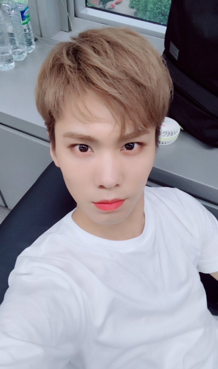 offclLYNX's tweet photo. Nuestro pequeño Ahn se enteró del #KJHDEBUT y salió corriendo para ir a verle, tanto así que ni se despidió, nomás llegando fue que nos avisó que ya anda más que listo para ver al precioso @KJH_OFF  cantar tremenda rolita que es #BEGINGAGAIN. ¡Felicidades de parte de los seis!❤ https://t.co/eAW186lOiT