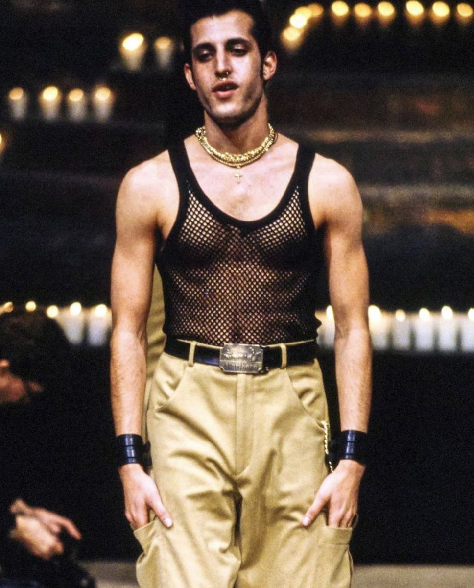 SoyGerardCortez's tweet photo. Alexander McQueen en 1998 🔥
Que sexy todo. https://t.co/ZOQZnafOoA