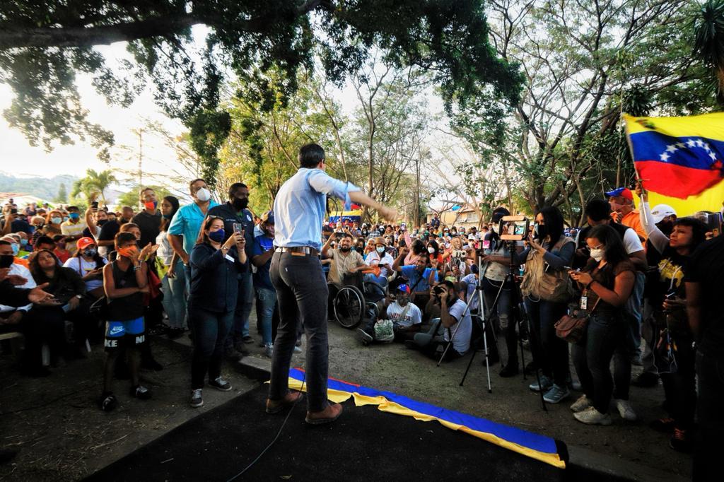 AsambleaVE's tweet photo. El Presidente (E) de Venezuela y de la #ANLegítima, @jguaido estuvo en Naguanagua con los venezolanos, dando la cara.

Venezuela necesita una solución urgente a la terrible crisis que se vive.

¡Vamos a lograr la libertad y la democracia en Venezuela! https://t.co/iOkNu6Zfey