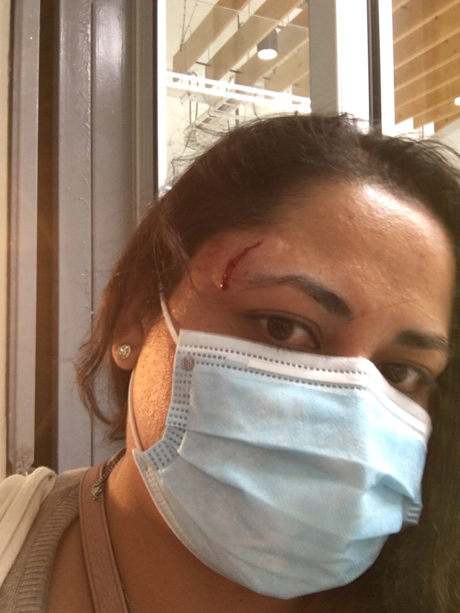 vaniaramirezm's tweet image. Guardia en Tottus Plaza Oeste me golpea por la espalda, rompió mis lentes e intentó robar mi celular. Mi delito grabar cuando golpeaban a un joven y lo afirmaban para que otro continuara. Llevo 30 minutos en espera de @Carabdechile @Cooperativa favor Rut