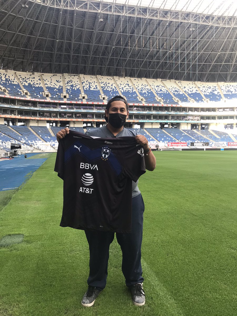 che_sergio's tweet photo. Muchas gracias a @CodereMX y a @Rayados por la camisa y a @luisCardenas22 por la firma. A seguir ganando e ir por el campeonato.  #ArribaElMonterrey #EnLaVidayEnLaCancha #codereesrayado https://t.co/jEDHxBASoC