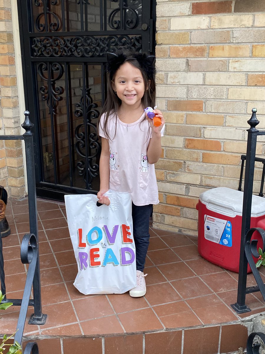 FierroMs's tweet photo. Special delivery for my virtual learners! Classroom assignments, library books, Friday prizes from @JenPrincipal PreK3 ROCKS!! #PandaGameChanger
#EveryPandaEveryDay
@PierceECPandas
#PandasSuperPrek3 @Irving_PreK_Sup https://t.co/FnsIE443Fh