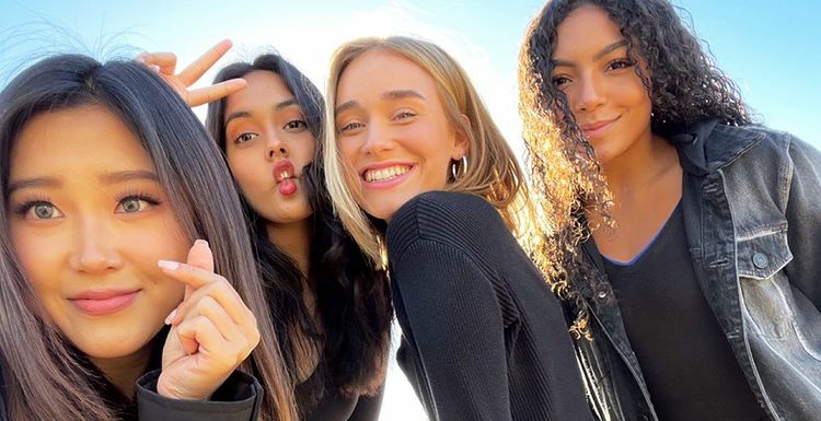 snumutiroes's tweet photo. Vamos de + 1 mutirãozinho? 
Vocês conseguem 100 comentários com as tags de votação? 

 #KCA #VoteUniters #VoteSavannahClarke #SavannahClarke https://t.co/t5n1OdJgPG