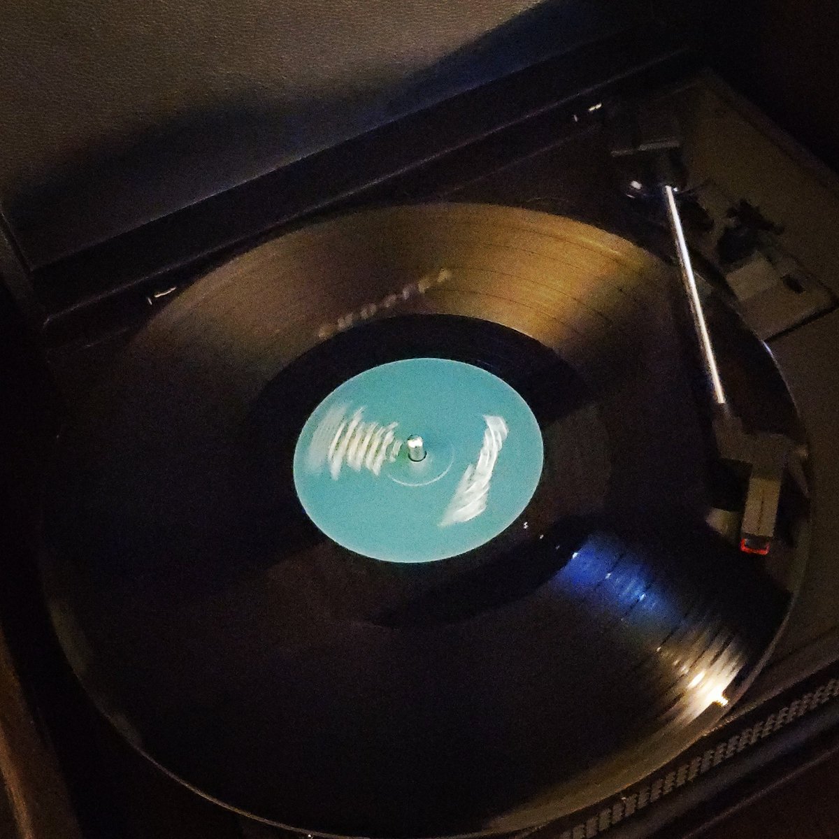 All We Know Is Falling on vinyl...adult beverage in hand..makes for a solid Friday night 🤘 @yelyahwilliams #paramore #allweknowisfalling #vinyl