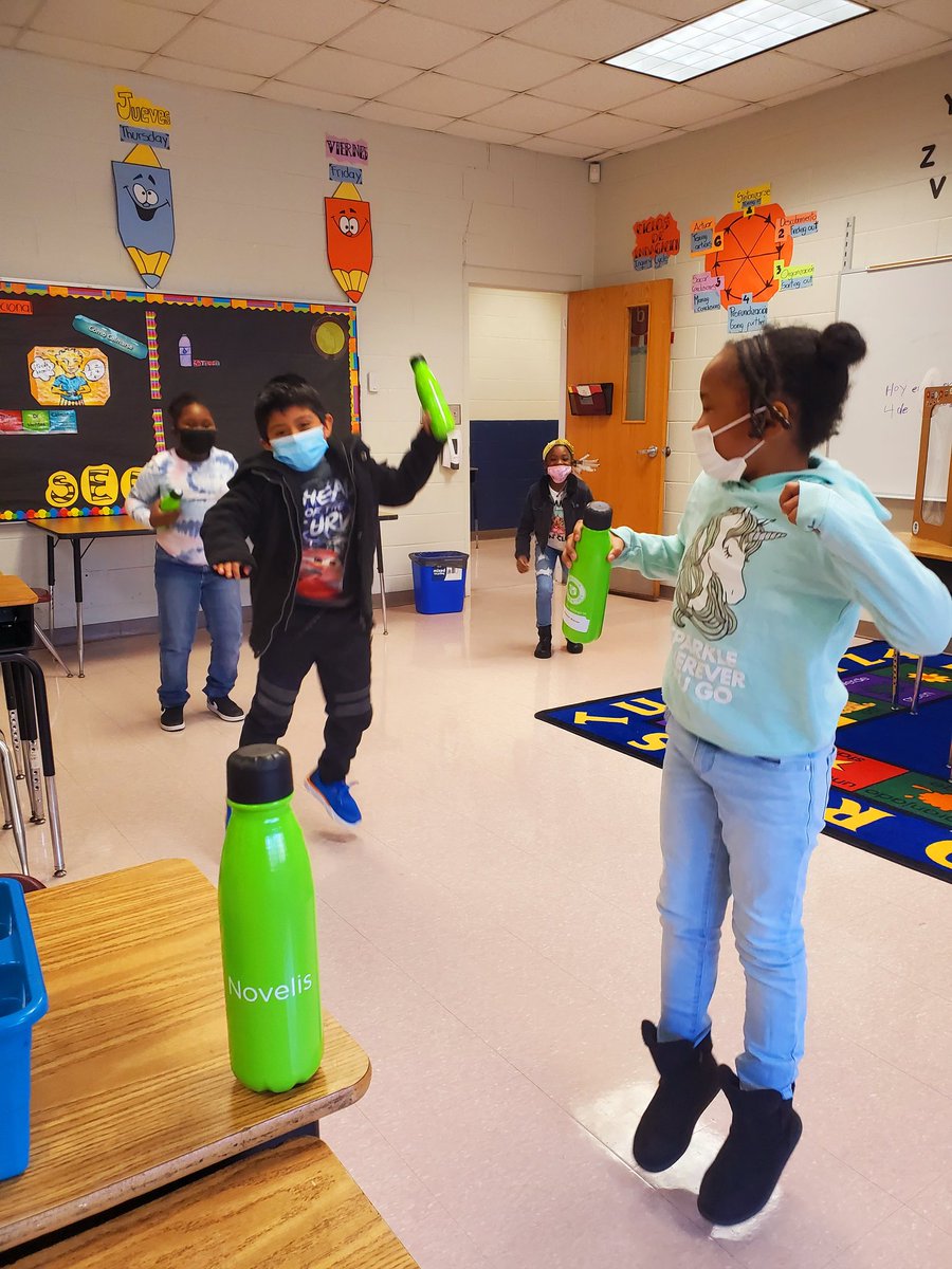 adelmosabogal's tweet photo. @novelis @benteen2nd @APSBenteen thank you novelis! Benteen Elementary School and Second grade Dual Language Immersion is ready to drink water... ¡Gracias novelis! La escuela primaria Benteen y segundo grado inmersión en dos idiomas, está listo para tomar agua... https://t.co/uRtI0Yeg6u