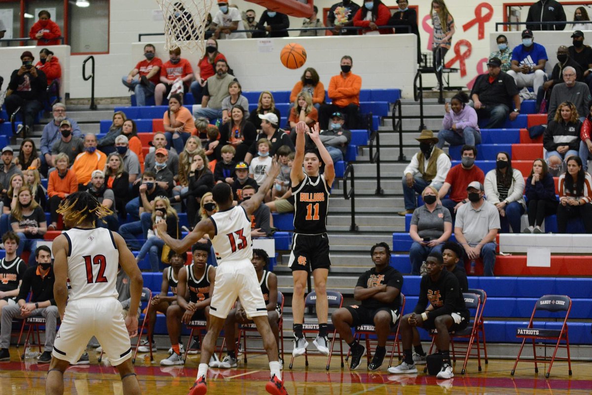 TheHartwellSun's tweet photo. The Hart County Bulldogs' season comes to an end tonight in the Final Four as they fall 87-56 to Sandy Creek in Tyrone. The Bulldogs finish the season with a 24-4 (10-0) record and a Region 8-AAA Championship. Hats off to Hart for a great season. Go Dogs! https://t.co/6KYZboUEXr