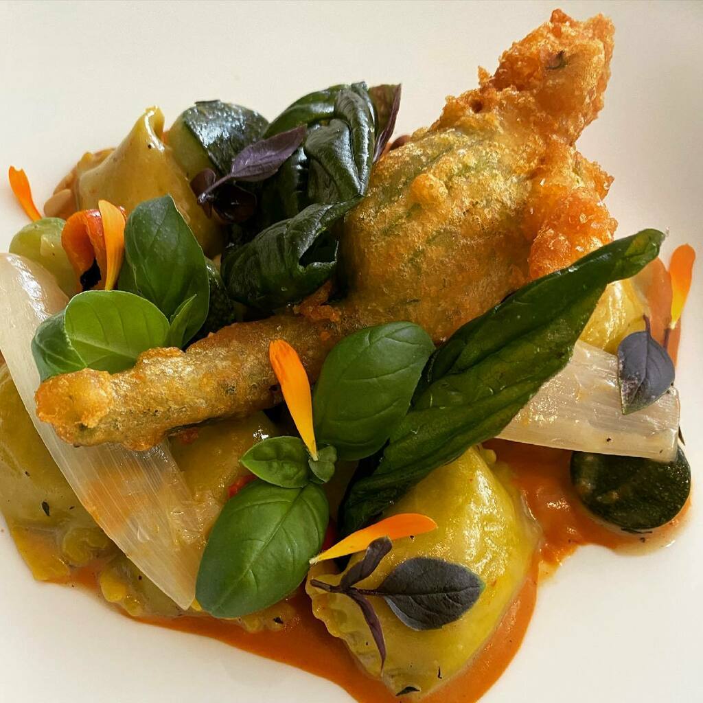 wolfinkitchen's tweet photo. #comingacrossthepass
On the pass @lakehousedaylesford
Welcome everyone to the #chillout πweekend in #daylesford
- todayβs harvest from @dairyflatfarmdaylesford
- #localfood #goodfoodmatters #makeitdelicious #nofuo
- #restaurant #twohats #visitvictoria @australia #LLOA
#β¦ https://t.co/v69tpYZOKQ
