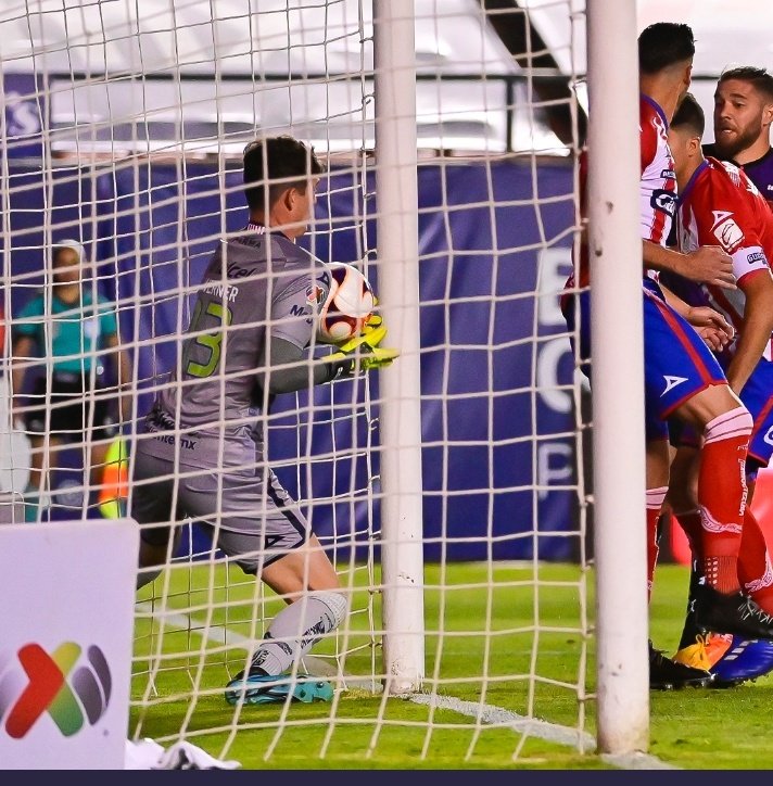 BullyingFutbol's tweet photo. El VAR en México | El VAR en Inglaterra https://t.co/jkXWuRPQLK