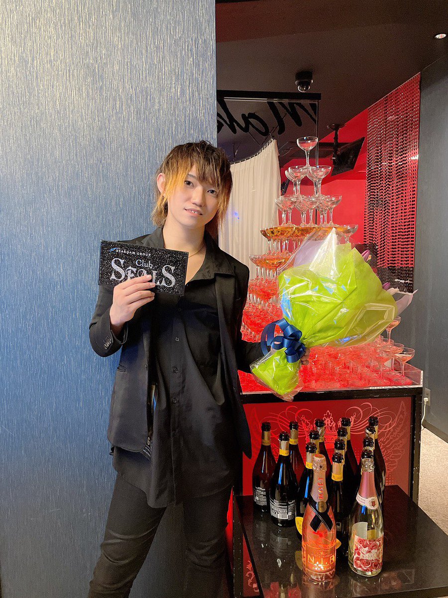 SEALS_official's tweet photo. 今日は黒霧 美咲のべっぴんからシャンパンタワーいただきました！！
とても感動するタワーでシールズ空気がほっこりしていました🥳
それとは裏腹にお酒を沢山飲んだ光地 悠の顔が覚醒していました🤣
明日もクラブシールズでおまちしております🥰 https://t.co/36QY6YvasM