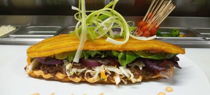 ann_zhuri's tweet photo. Sandwich banane
@ChateauTernier 
Chef Rick
I'm so happy 🥰🥰🥰🥰🥰 https://t.co/PvuNK3vWOR