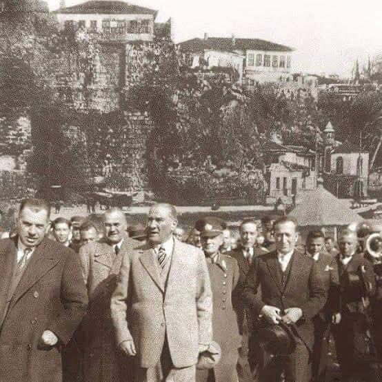 Antalya07_'s tweet photo. "Hoş Geldiniz ATAM" 

Antalya için bugüne kadar söylenmiş en güzel sözü  91 yıl önce bugün ilk  kez Antalya'mıza gelen 
Gazi Mustafa Kemal Atatürk söyledi. 

“Hiç şüphesiz ki Antalya dünyanın en güzel yeridir”. 

#6Mart1930 https://t.co/dcDrwdIPlN