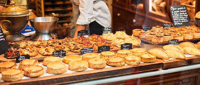 En Mallorca se comen los mejores pasteles dulces y salados del mundo. Y no admito discusión. 

Empanadas de carne o pescado 
Cocarrois dulces o salados. 
Esnaimadas de todo tipo 
Cremadillos y Robiols
Cocas de patata o cuartos con merengue 
Cocas de verduras y anguila.

¿Sigo?
