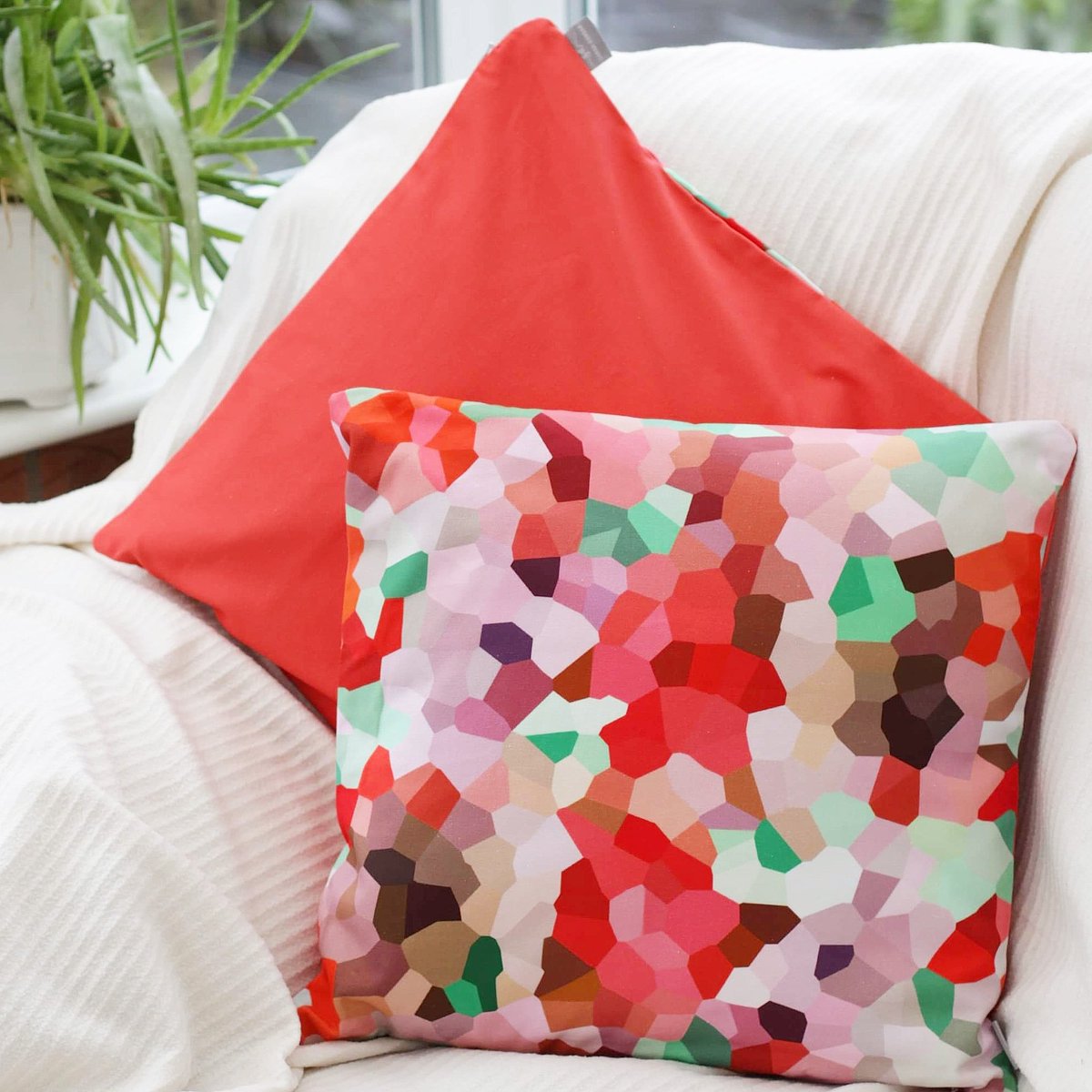 Sarah_Dunbar_'s tweet photo. If you fancy a little read this weekend, check out my latest creative blog post with abstract artist @tegcreations on my website. It's brilliant!

#cushionscover #cushionstyling #cushionlove #saturdayvibes #saturdaystyle #smallbusinesssaturday #interiordesign #interiordecor https://t.co/aI8RtphtSC