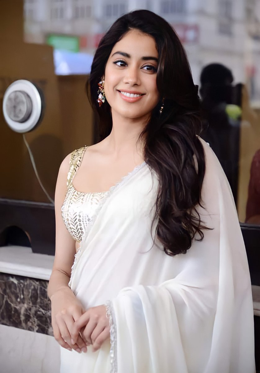 JanhviKUniverse's tweet photo. Both #JanhviKapoor and #HappyBirthdayJanhviKapoor trending now🔥 https://t.co/sSgupKtAmM