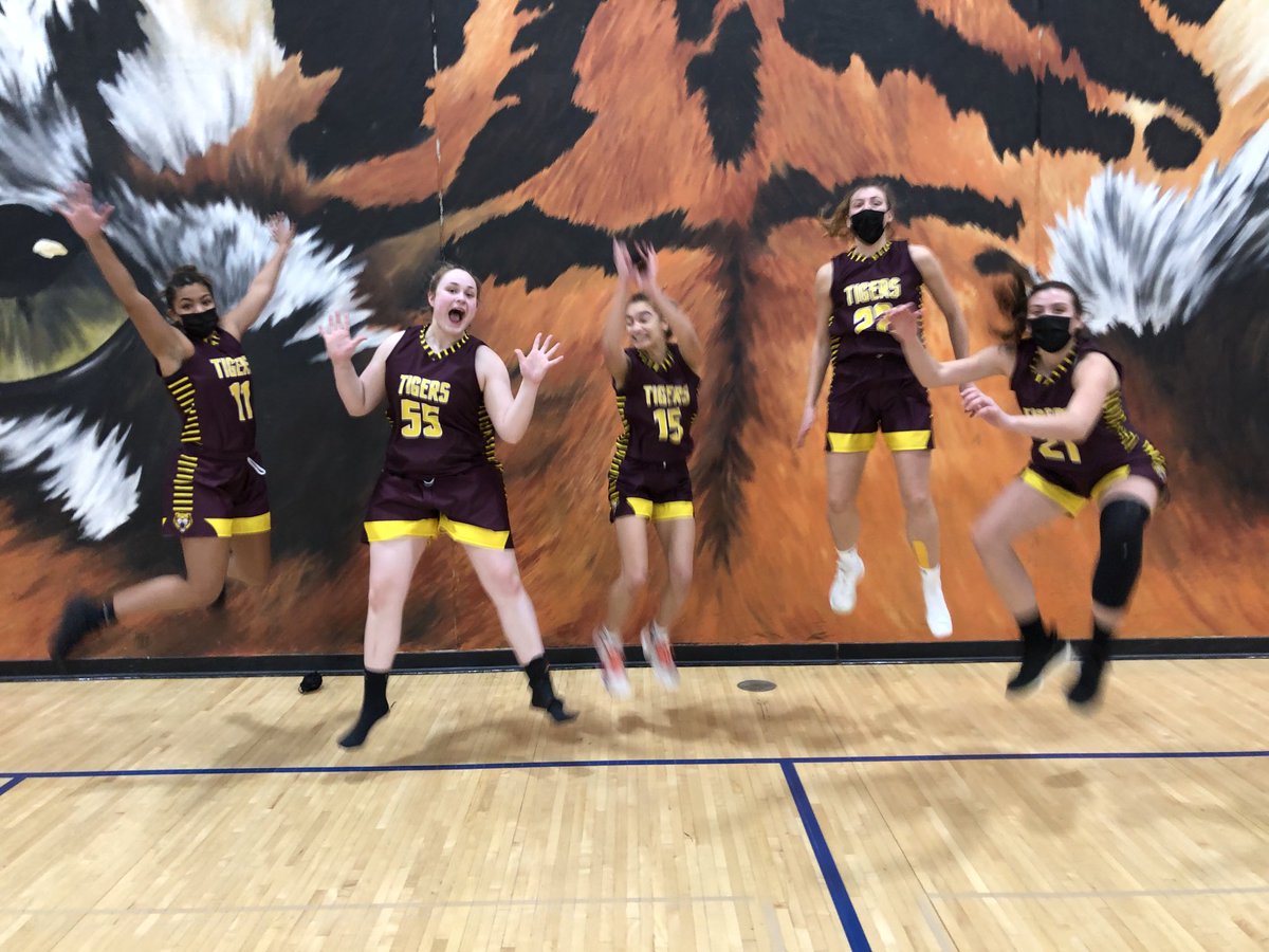 StewieGBB's tweet photo. Stewie 70, CFalls 37!  What a senior night!  Lunchbox to the Fab 5!  #LIU #RiseUp #Provem ⁦@GarrettShortTV⁩ ⁦@jordyn__reed⁩ ⁦@MarkPoulose⁩ ⁦@j_mitchell25⁩ ⁦@ZachGKIMT⁩ ⁦@KalebKIMT⁩ ⁦@MinnesotaScores⁩ https://t.co/bZEq3LPxna