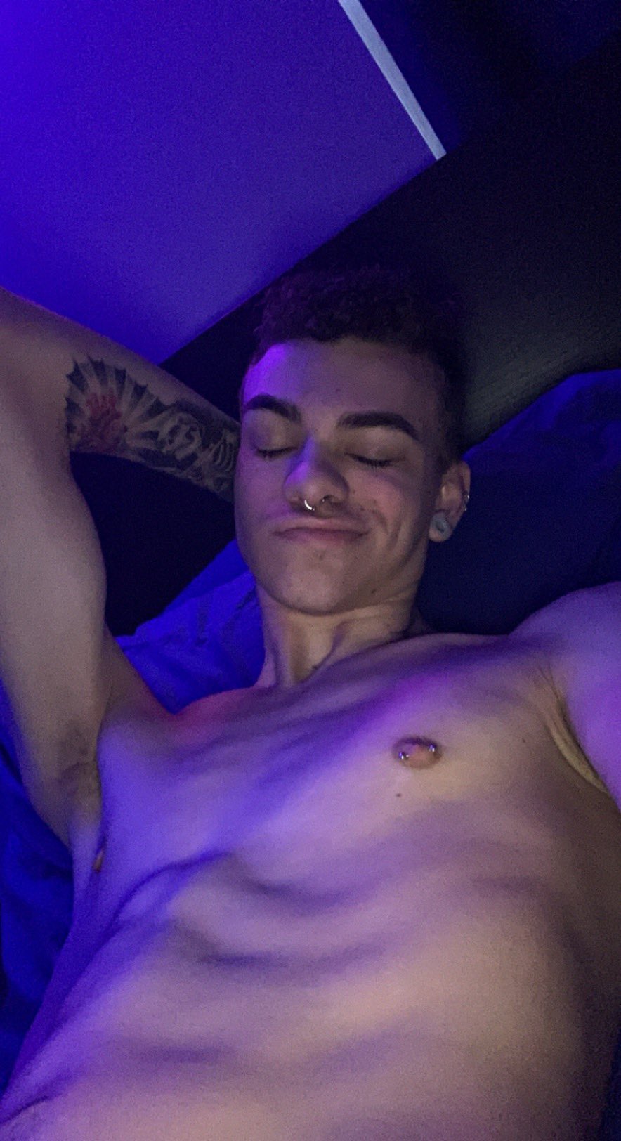 1 pic. Posting some hot videos of @GarrettxKinsley , @Jake_HardingXXX , and I tomorrow afternoon ? Subscribe